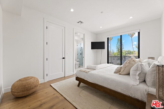 Foto del edificio - 5118 Laurel Canyon Blvd