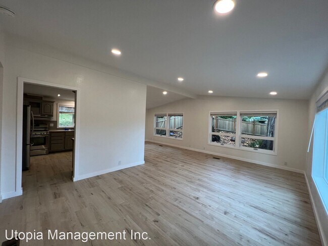 Foto del edificio - 3 br, 2 bath House - 4900 Fremont Street