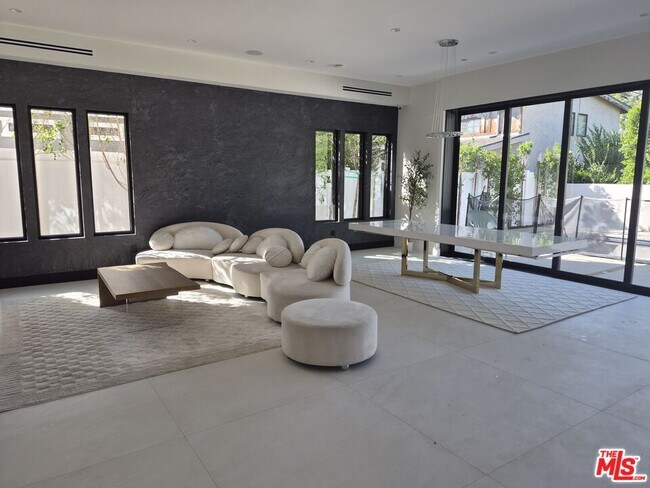 Foto del edificio - 5299 1/2 Crebs Ave