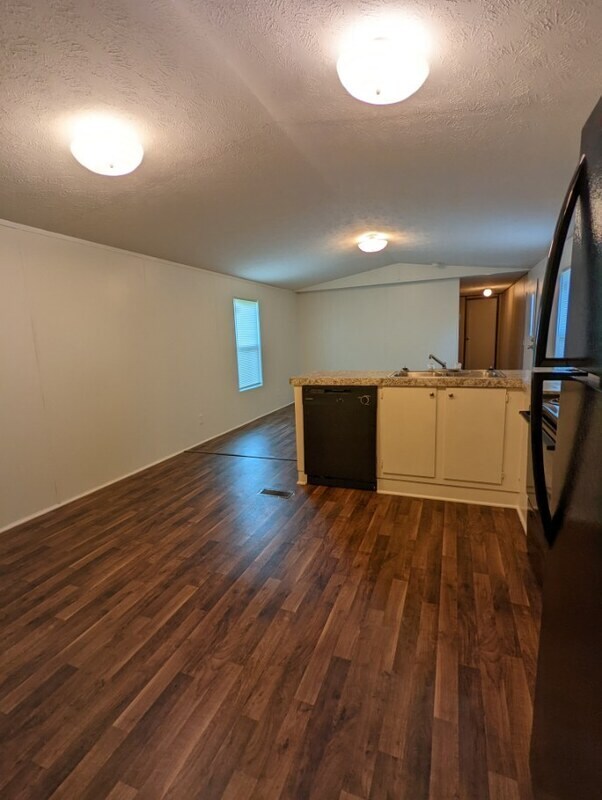 Building Photo - 16954 Oakwood Dr