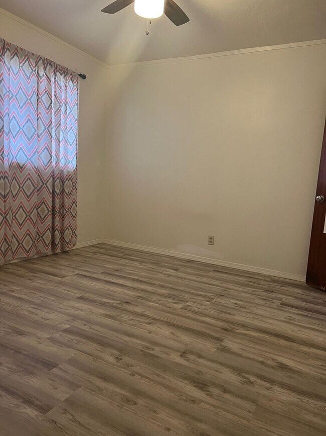 Foto del edificio - 609 W 11th St