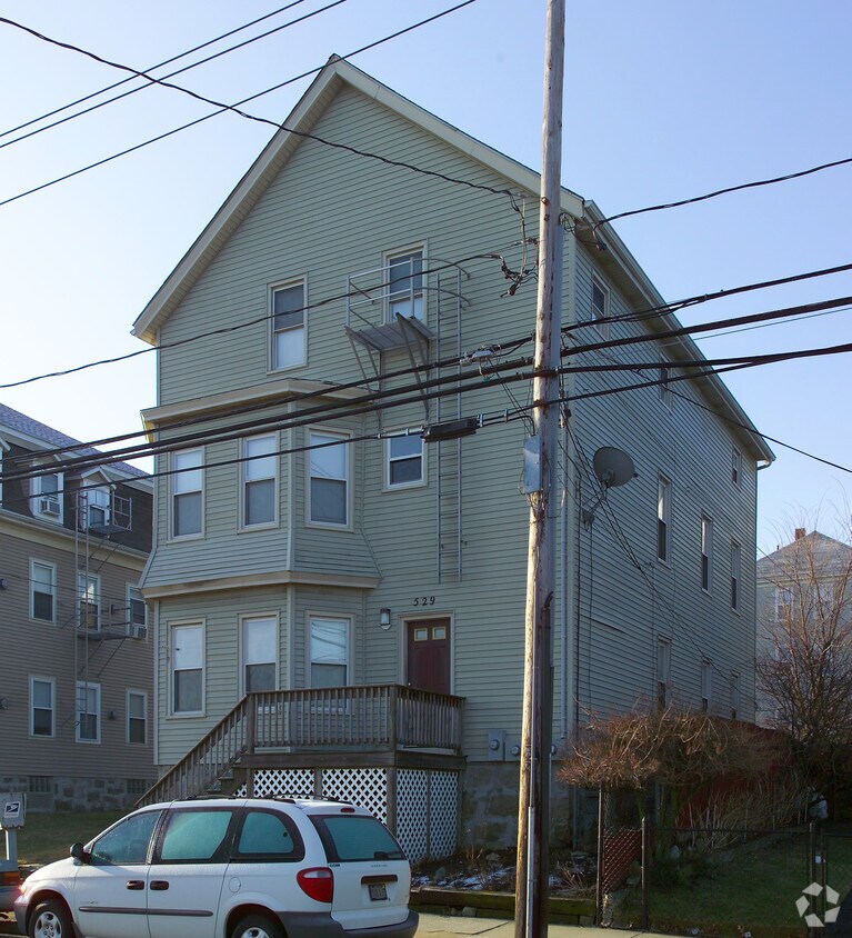 Building Photo - 529 Middle St