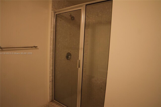 Foto del edificio - 185 SW 7th St