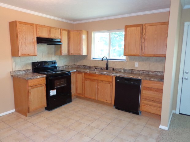Kitchen - 404 NW Glendale Dr