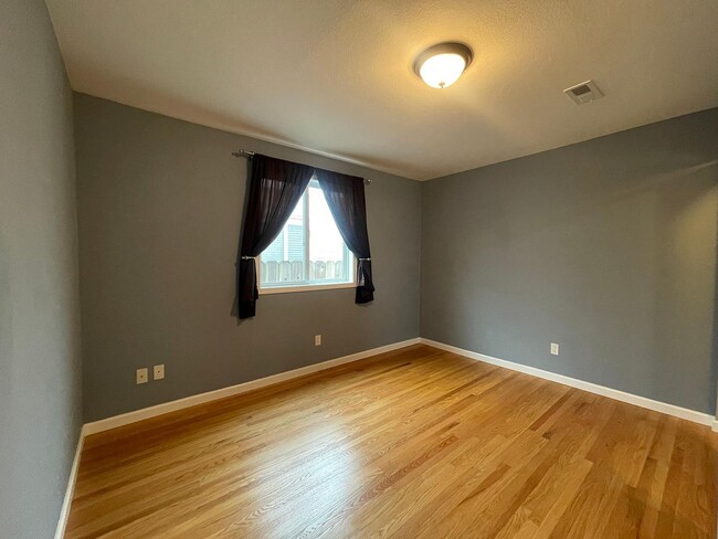 Building Photo - 60 Rockridge Ave