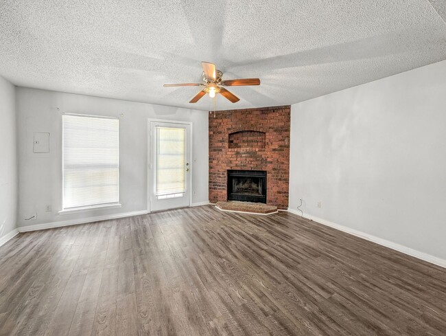 Foto del edificio - 2456 N Brophy Circle - Great Central Location