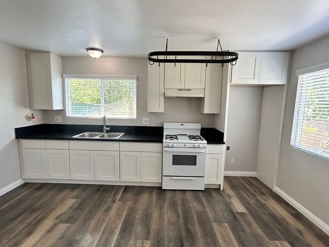 Building Photo - 5795 Kenwood Pl