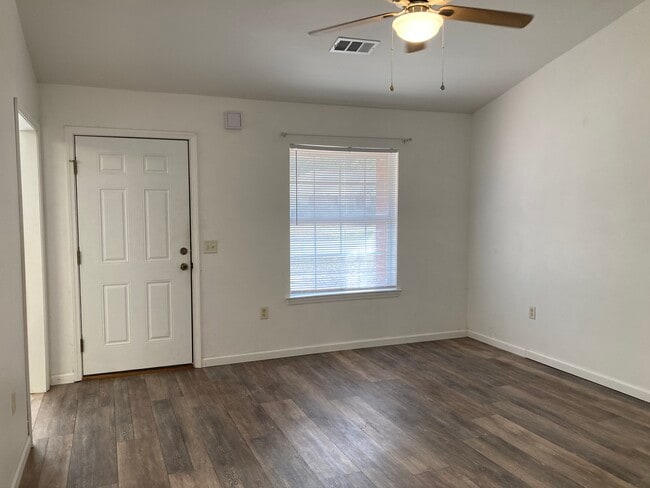 Building Photo - 7219 Pro Ln