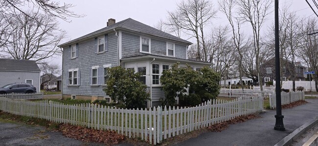 Building Photo - Year Round 5+ Bedroom in Hyannis