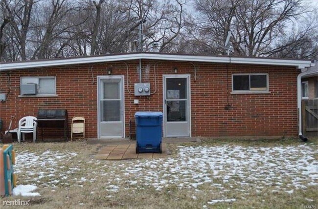 Foto del edificio - 1 br, 1 bath Duplex - 4440 Brenton Ave