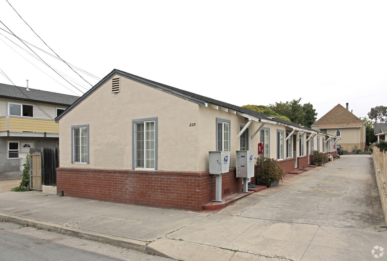 Primary Photo - 220 Center St