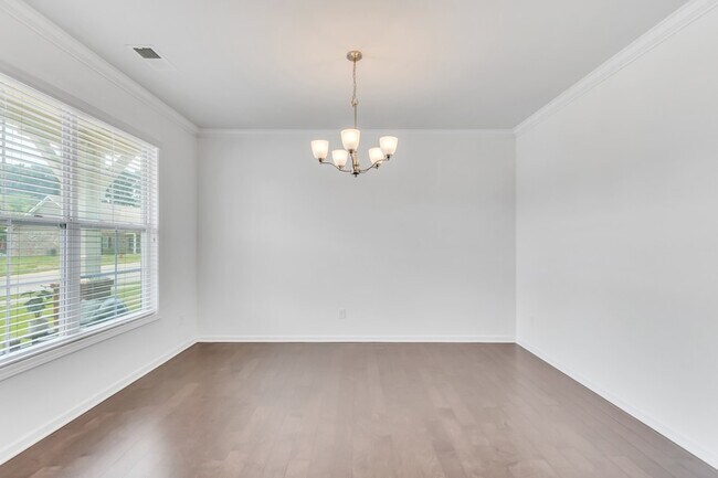 Foto del edificio - 8028 Forest Hills Dr