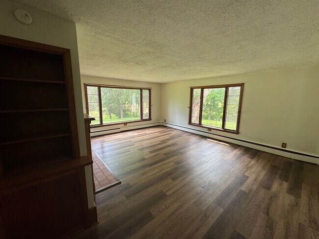 Foto del edificio - Charming 3 Bed, 1 Bath Home with 3-Car Gar...