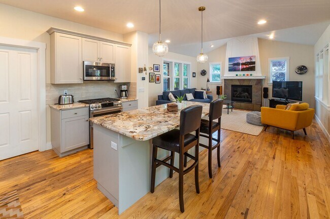 Building Photo - Beautiful Craftsman Style Home in Northwes...