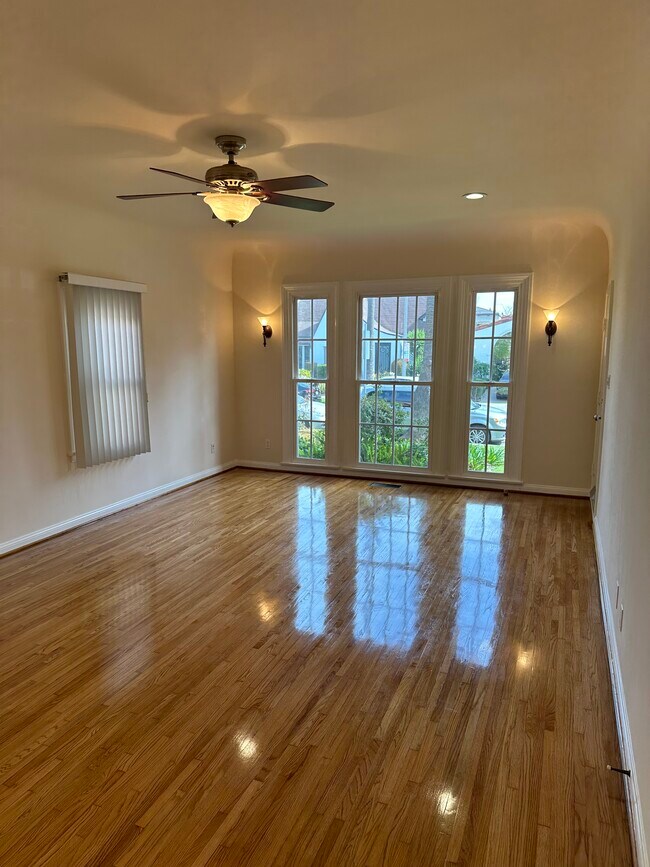 Building Photo - 459 S Palm Dr