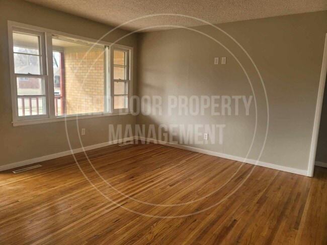 Foto del edificio - 1502 E Jump St