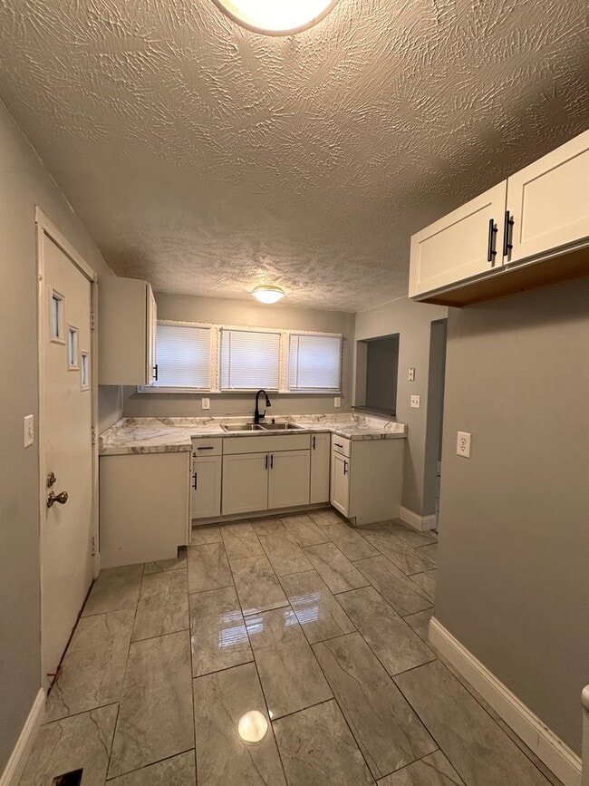 Building Photo - Newly Remodeled Home