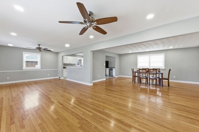 Building Photo - Updated and Spacious ranch in CAMELLIA ACRES