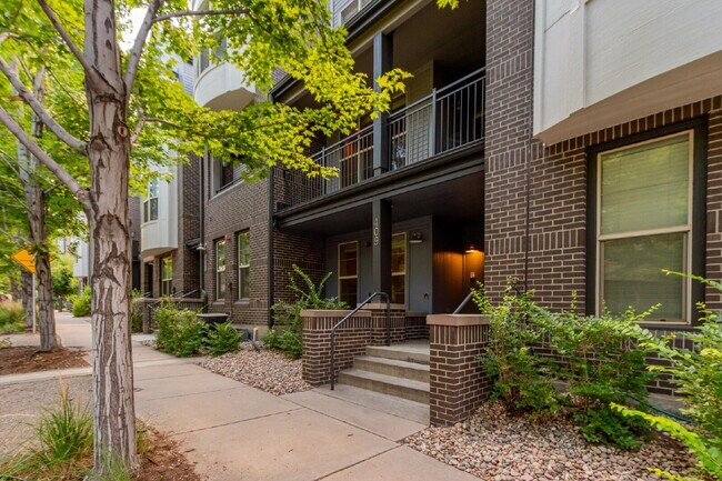 Foto del edificio - A contemporary 1826 sq ft. 3 Bedroom / 3 B...