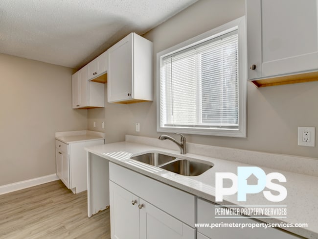 Foto del edificio - 390 W Lake Ave NW