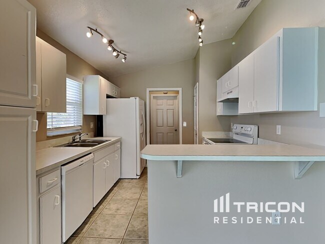 Building Photo - 7641 Manor Dr