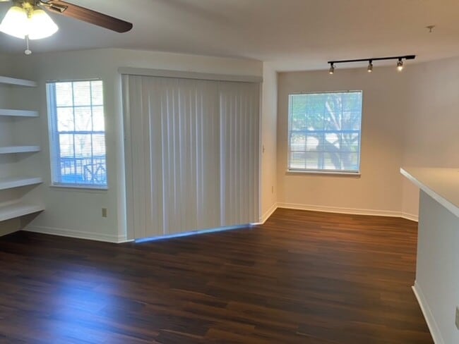 Foto del edificio - Stylish 2 Bed, 2 Bath Condo with New Vinyl Plank Flooring | Live the Resort Lifestyle at Bermuda ...