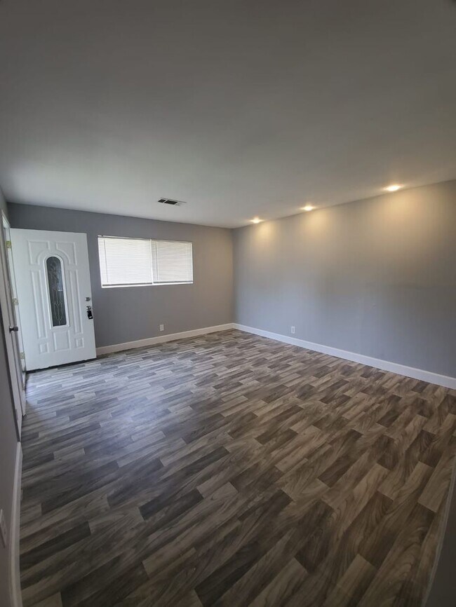 Foto del edificio - Completely renovated home, with fireplace ...