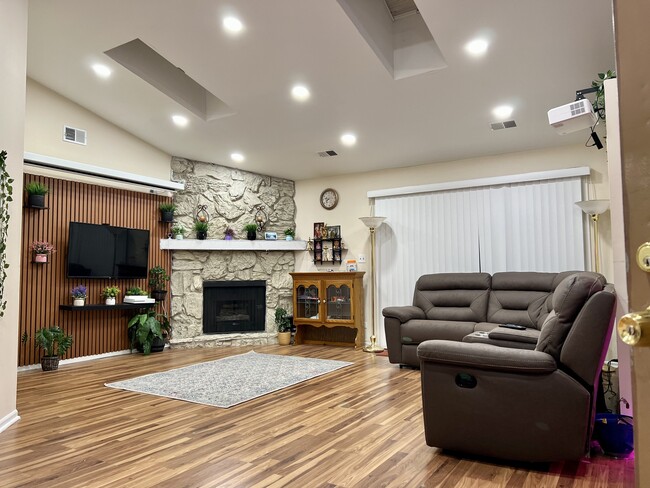 Building Photo - 1728 Chesapeake Ln