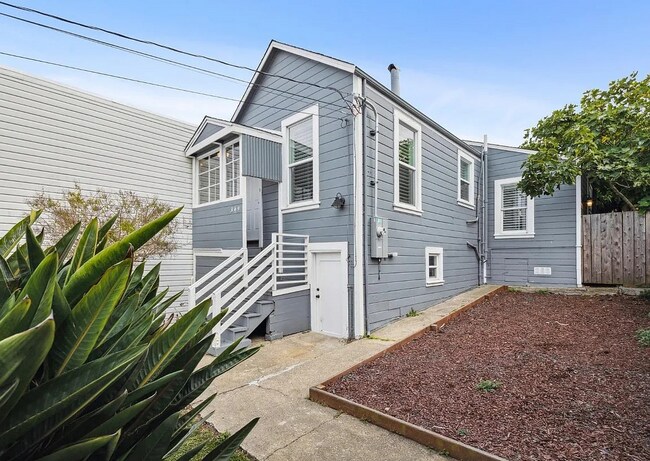 Foto del edificio - Renovated cottage on huge lot! This stylis...