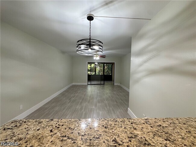 Foto del edificio - 6136 Whiskey Creek Dr