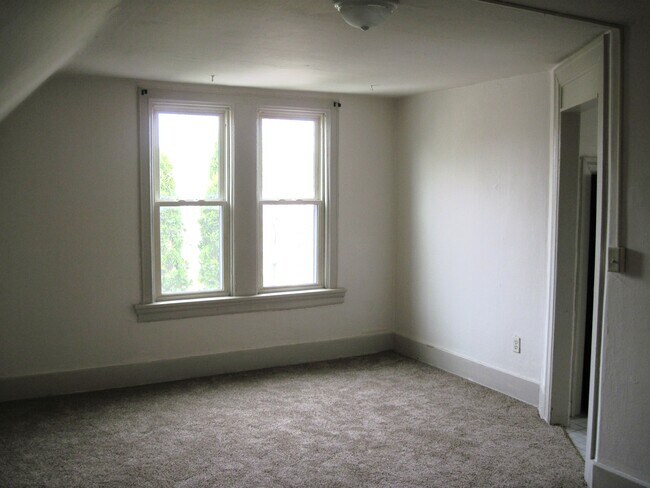 Dormitorio 1 - 1717 E Providence Ave