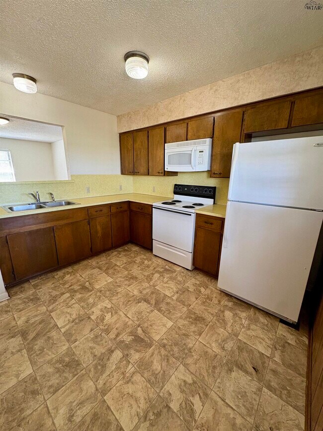 Building Photo - 205 E Garden Dr