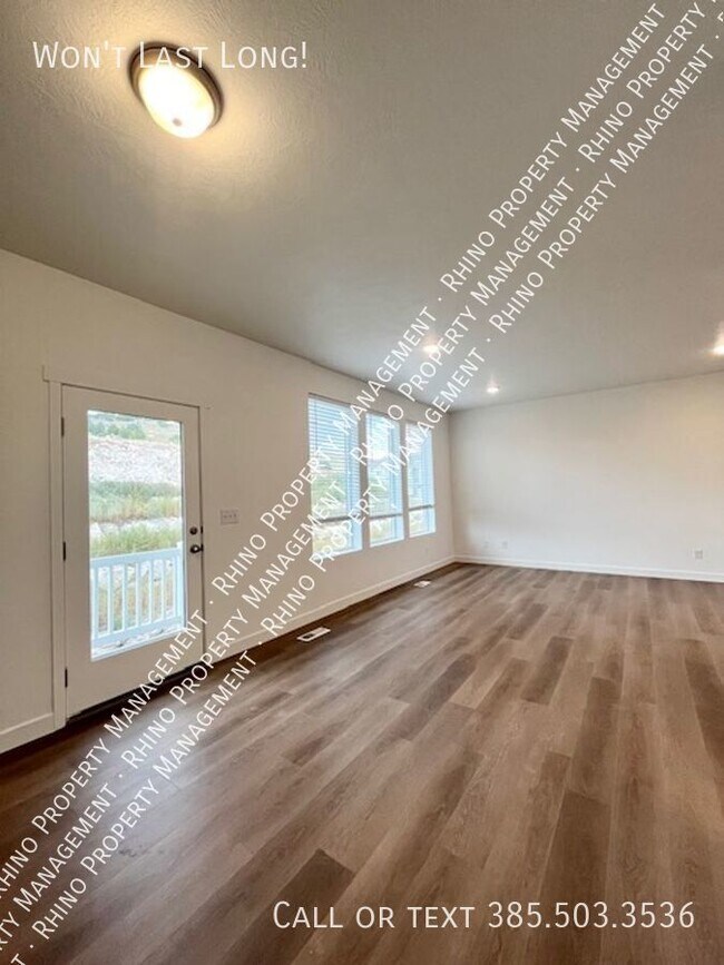 Building Photo - 3 Bedroom/2.5 Bathroom townhome in Eagle M...