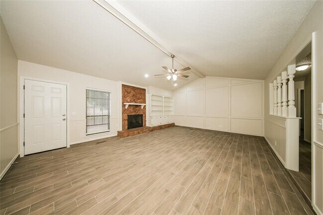 Building Photo - 9900 S Hillcrest Dr