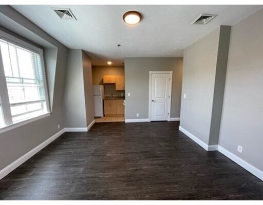 Building Photo - 65 Elm St
