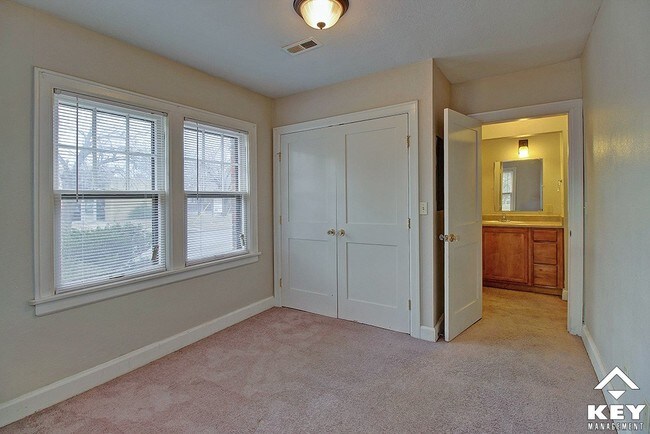 Old English Court Apartments Wichita Ks Ft 1 Bdrm Bedroom Angle 3 Old English Court