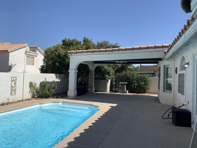 Foto del edificio - Single story pool home