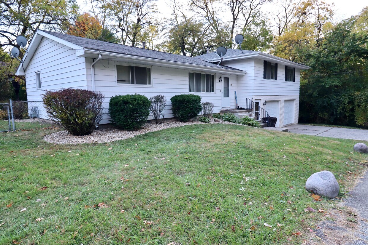 504 W Brookridge Ln, Peoria, IL 61614 Townhome Rentals in Peoria IL