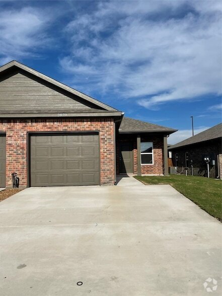 Building Photo - 2829 Peony Dr