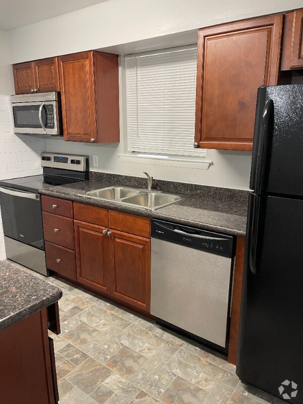 Building Photo - 2525 Annunciation St