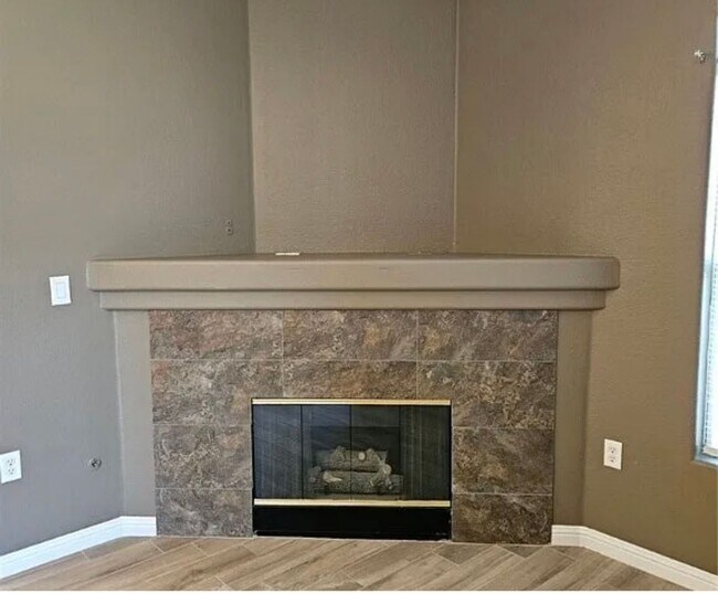 Foto del edificio - Ground floor condo in Green Valley Ranch area