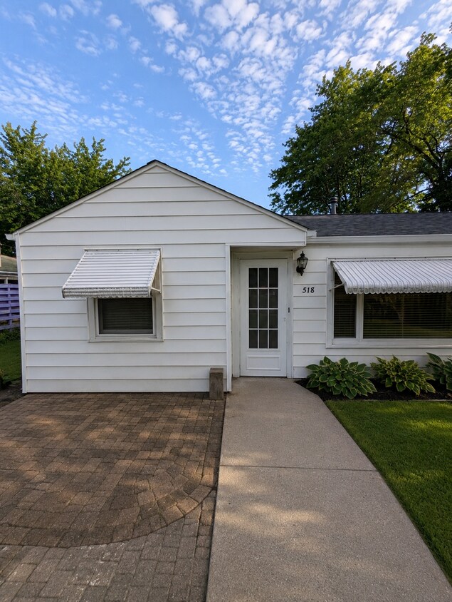 Foto del edificio - Spacious Ranch Style Home With Attached Garage in Silvis!
