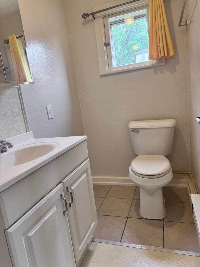 Bath - 1205 Dunn St