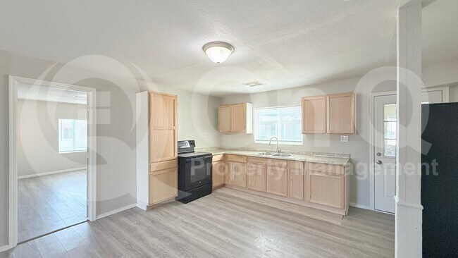 Building Photo - 515 W 13th St