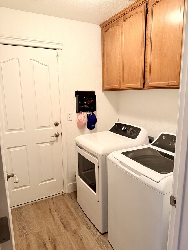 Foto del edificio - Beautiful updated 4/2 with 3 car garage close to Costco and south Redding Amenities!  Dog friendl...