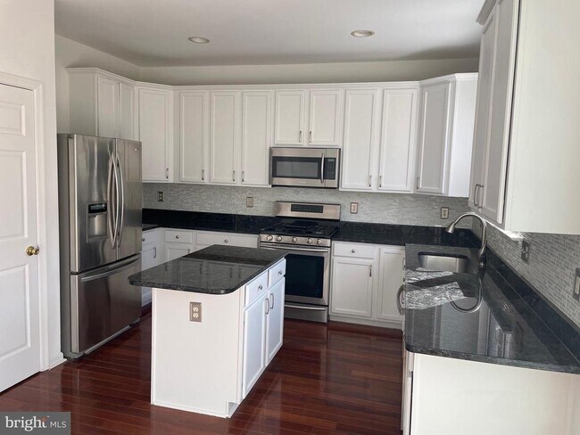 Building Photo - 6330 James Harris Way