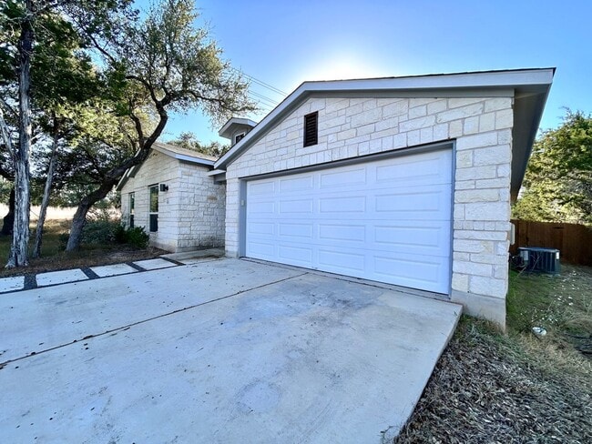 Foto del edificio - Charming 4/BR 2/BA Home with 2-Car Garage and Private Fenced Backyard
