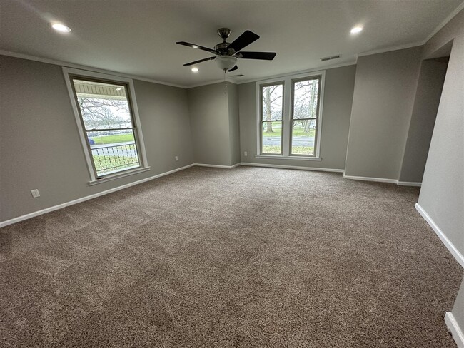 Foto del edificio - 2429 Bowling Green Rd