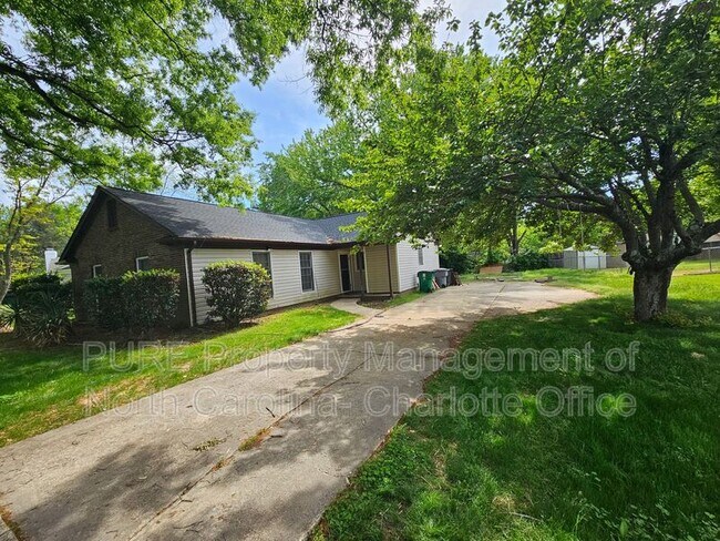 Foto del edificio - 5841 Falstaff Dr