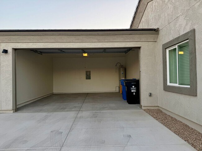 Building Photo - 1528 E Grovers Ave